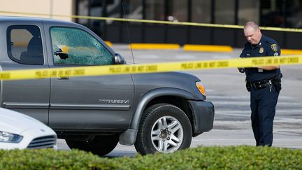 Un enquêteur de la police de Houston (Texas) photographie un véhicule dont la vitre a été brisée par une balle, le 26 septembre 2016. (BOB LEVEY / GETTY IMAGES NORTH AMERICA / AFP)