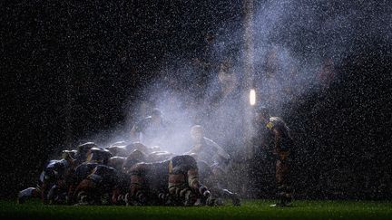 Une m&ecirc;l&eacute;e lors d'un match Worcester-Bath, en championnat anglais, le 1er novembre 2013.&nbsp; (LAURENCE GRIFFITHS / GETTY IMAGES SPORT)