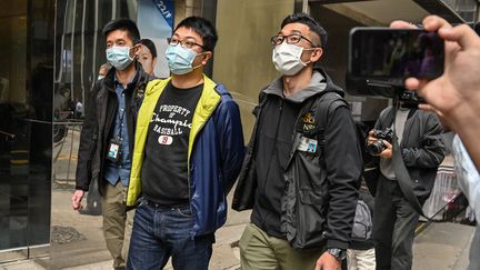 Le militant pro-démocratie Ben Chung (au centre) est arrêté par la police de Hong Kong, le 6 janvier 2021. (PETER PARKS / AFP)