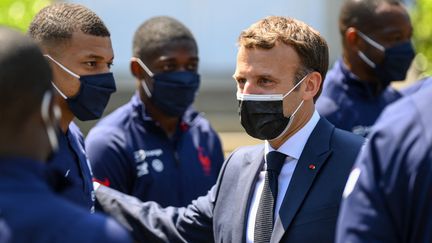 Emmanuel Macron avec les Bleus à Clairefontaine avant l'Euro, le 10 juin 2021. (FRANCK FIFE / POOL via AFP)