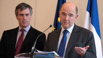 J&eacute;r&ocirc;me Cahuzac (&agrave; gauche), ministre d&eacute;l&eacute;gu&eacute; au Budget,&nbsp;et Pierre Moscovici, ministre de l'Economie et des Finances, le 22 f&eacute;vrier 2013, &agrave; Paris.&nbsp; (ERIC PIERMONT / AFP)