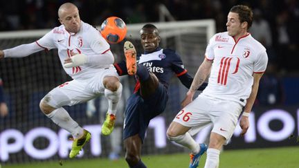 Matuidi entouré par Balmont et Roux (LIONEL BONAVENTURE / AFP)