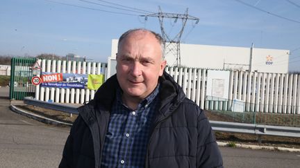 Le maire de Fessenheim, Claude Brender devant la centrale nucléaire. (HERVE KIELWASSER / MAXPPP)