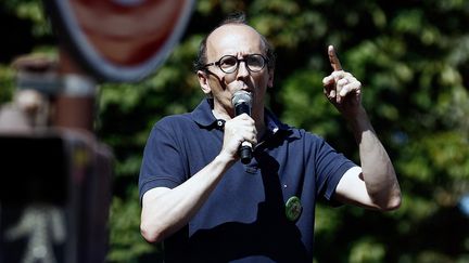 L'avocat Fabrice di Vizio&nbsp;lors d'un rassemblement,&nbsp;le 14 août 2021 à Paris. (SAMEER AL-DOUMY / AFP)