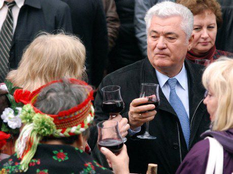 L'ancien président de Moldavie Vladimir Voronin lors du festival du vin de Chisinau. Le 7 octobre, jour du vin, est férié en Moldavie. (MAZURKEVICH ALEXANDER / RIA NOVOSTI)