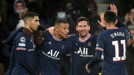 La joie des Parisiens sur le but du 3-0 contre Bruges marqué par Lionel Messi, le 7 décembre 2021. (FRANCK FIFE / AFP)