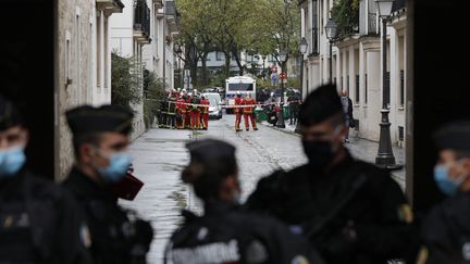 Les forces de l'ordre bloquent la rue menant au lieu de l'attaque au couteau à Paris où deux personnes ont été blessées près des anciens locaux de "Charlie Hebdo", le 25 septembre 2020.

 (GEOFFROY VAN DER HASSELT / AFP)