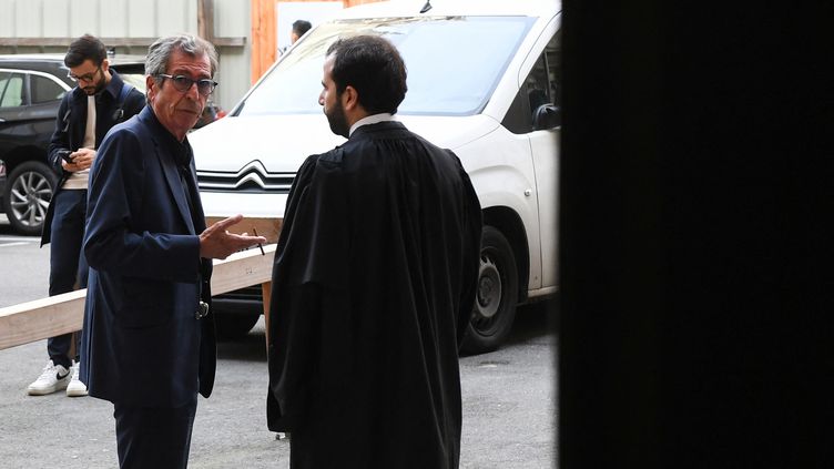 Oatrick Balkany et son avocat, Robin Binsard, devant la Cours d'appel de Paris, le 25 octobre 2022. (ALAIN JOCARD / AFP)