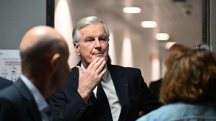 Le Premier ministre Michel Barnier dans les locaux de France Télévisions à Paris avant son interview télévisée, le 22 septembre 2024. (JULIE SEBADELHA / AFP)