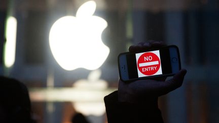 Manifestation devant un Apple Store, à New York, le 23 février 2016, en soutien à la décision d'Apple face aux demandes du FBI. (BRYAN THOMAS / GETTY IMAGES NORTH AMERICA / AFP)