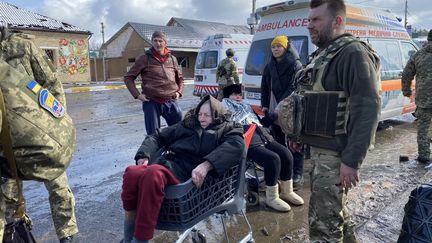 Irpin, en banlieue de Kiev, le 8 mars 2022. Une vieille dame est évacuée à l'aide d'un charriot, après des bombardements. "Quelques jours après le déclenchement de l’invasion, avec Laurent Macchietti, technicien, nous arrivons à Irpin, en banlieue de Kiev. La ville est bombardée. L’hospice est évacué. Dans la panique, les soignants font avec les moyens du bord pour évacuer les résidents au plus vite. Comme cette vieille dame, dans ce chariot de supermarché. Une image presque aussi marquante pour moi que les morts ou les destructions que j’ai pu voir tout au long de mes reportages." (BORIS LOUMAGNE / FRANCEINFO / RADIO FRANCE)