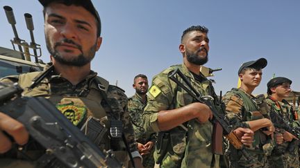 Des soldats des Forces de protection du peuple (YPG) le 11 septembre 2018, en Syrie. (DELIL SOULEIMAN / AFP)