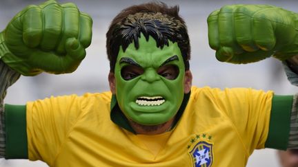 Un fan br&eacute;silien d&eacute;guis&eacute; comme le super-h&eacute;ros Hulk, dans les tribunes du stade Mineirao, &agrave; Belo Horizonte (Br&eacute;sil), le&nbsp;28 juin 2014, pour la rencontre contre le Chili. (FABRICE COFFRINI / AFP)