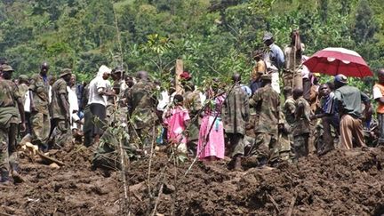 Militaires et villageois dans l'est de l'Ouganda après le glissement de terrain. 02/03/10 (AFP Peter Busomoke)