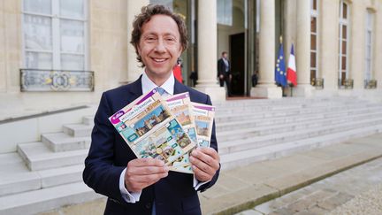 Stéphane Bern avec les tickets du Loto du patrimoine 2018.&nbsp; (LUDOVIC MARIN / AFP)