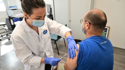 La question de la réintégration des soignants non vaccinés contre le Covid-19 revient dans le débat public. Photo d'illustration. (PASCAL GUYOT / AFP)