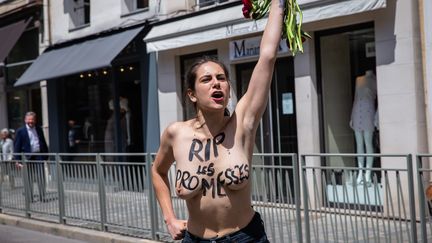 Une fémen proteste contre le gouvernement lors du premier Conseil des ministres de Jean Castex le 7 juillet 2020. (AURELIEN MORISSARD / MAXPPP)