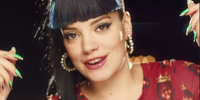 Lily Allen : "Dolly Parton est une bitch, Angela Merkel est une bitch..."
 (Saisie écran)