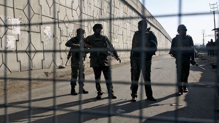 Des personnels de sécurité indiens montent la garde devant la base de Pathankot (Inde), visée par une attaque d'islamistes présumés, le 2 janvier 2016. (MUKESH GUPTA / REUTERS)