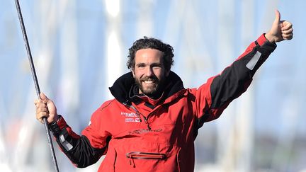 Le skipper fran&ccedil;ais Tanguy de Lamotte lors de son arriv&eacute;e aux Sables-d'Olonne (Vend&eacute;e), le 17 f&eacute;vrier 2013. (JEAN-SEBASTIEN EVRARD / AFP)