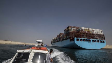 Le canal de Suez peut accueillir les plus gros porte-conteneurs, jusqu'à 400 mètres de long. (KHALED DESOUKI / AFP)