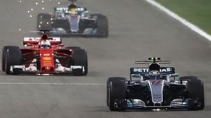 Mercedes ne va pas laisser Ferrari s'échapper. (KARIM SAHIB / AFP)