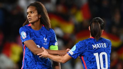 Les Françaises Wendie Renard et Clara Matéo après la demi-finale de l'Euro contre l'Allemagne, le 27 juillet 2022 à Milton Keynes (Angleterre). (FRANCK FIFE / AFP)