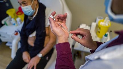 Un homme se fait vacciner contre le Covid-19 dans un centre de soins, le 30 novembre 2022 à Toulouse (Haute-Garonne). (FREDERIC SCHEIBER / AFP)