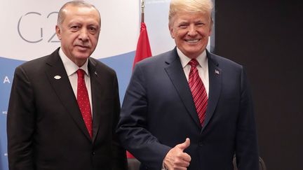 Le président turc,&nbsp;Recep Tayyip Erdogan, et le président américain Donald Trump, le 1er décembre 2018, au sommet du G 20 à Buenos Aires (Argentine). (MURAT CETINMUHURDAR / TURKISH PRESIDENTIAL PRESS SERVICE / AFP)