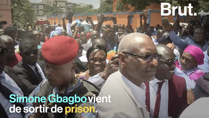 Simone Gbagbo, l'ancienne première dame de Côte d'Ivoire, a été remise en liberté ce mercredi 8 août. Après avoir été condamnée en 2015 à 20 ans de prison pour atteinte à la sûreté de l'État et incarcérée depuis sept ans, elle a été amnistiée par le Président Ouattara.