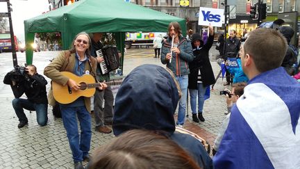 Le chanteur Dougie MacLean se produit devant des partisans de l'ind&eacute;pendance de l'Ecosse, le 15 septembre 2014, &agrave; Aberdeen (Ecosse,&nbsp;Royaume-Uni). (YANN THOMPSON / FRANCETV INFO)