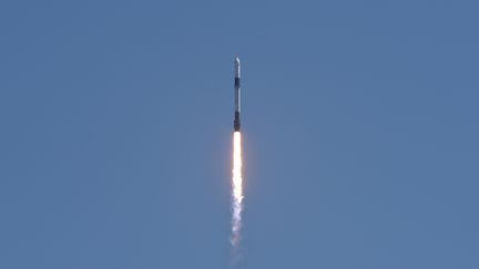 Une fusée Falcon 9 de SpaceX quitte Cap Canaveral, en Floride (Etats-Unis) en direction de la Station spatiale internationale, le 8 avril 2022.&nbsp; (PAUL HENNESSY / ANADOLU AGENCY / AFP)