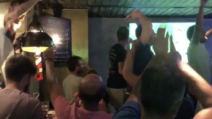 Les supporters de Lyon dans un bar de Lisbonne au Portugal pour suivre la victoire de leur équipe.&nbsp; (EMMA SARANGO/RADIOFRANCE)