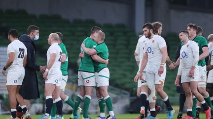 La joie des joueurs irlandais contraste avec la peine des Anglais, le 20 mars 2021 à Dublin (NIALL CARSON / POOL)