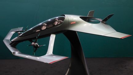 Maquette d'un taxi volant imaginé par le constructeur automobile Aston Martin et présenté au Salon aéronautique de Farnborough (Grande-Bretagne), le 22 juillet 2018. (BLOOMBERG / BLOOMBERG)