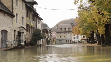 Mardi 14 novembre, l’Est de la France a été placé en alerte orange "crues". Dans les Vosges et dans le Doubs, des dégâts ont déjà été enregistrés. (France 2)