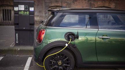 Une voiture électrique garée à Toulouse (Haute-Garonne), le 24 janvier 2023. (LIONEL BONAVENTURE / AFP)