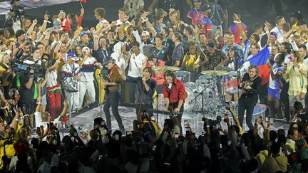 Phoenix enflamme les athlètes encore présents au bord de la scène dans un passage qui rend hommage à la French Touch avec également Air et Kavinsky. (DIMITAR DILKOFF / AFP)