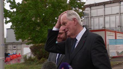 Les retraités devront-ils patienter jusqu'à l'été prochain pour voir leur retraite revalorisée ? C'est l'option que Michel Barnier avait choisie pour réaliser quatre milliards d'euros d'économies. Plusieurs voix se sont opposées à cette possible mesure, à commencer par Marine Le Pen. (France 2)