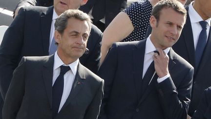 Emmanuel Macron et Nicolas Sarkozy, le 8 mai 2016 à Paris. (PHILIPPE WOJAZER / POOL)