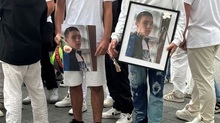 De nombreux amis, collégiens et lycéens ont participé à la marche blanche en l'hommage d'Emilio. (CLOTHILDE JUPON / RADIO FRANCE)