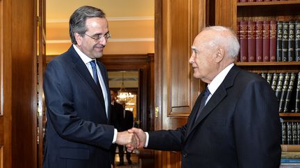 Le nouveau Premier ministre grec Antonio Samaras (&agrave; gauche), a rencontr&eacute; le pr&eacute;sident du pays Carolos Papoulias, le 20 juin 2012 &agrave; Ath&egrave;nes (Gr&egrave;ce). (ANDREAS SOLARO / AFP)