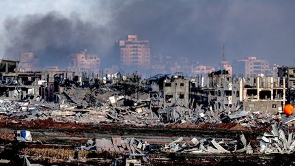 Des immeubles détruits par des frappes israéliennes dans le centre de la bande de Gaza, le 3 janvier 2024. (JACK GUEZ / AFP)