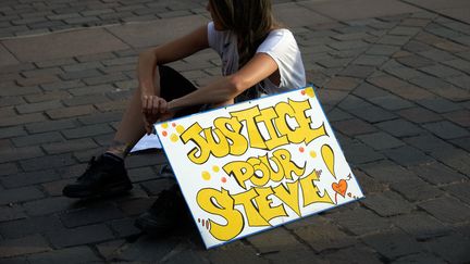 Une pancarte indique "Justice pour Steve",&nbsp; lors d'une manifestation le 31 juillet 2019 à Nantes (Loire-Atlantique). (ALAIN PITTON / NURPHOTO / AFP)