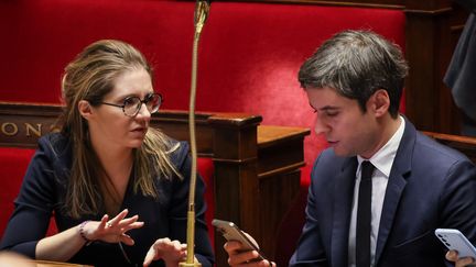 De gauche à droite : Aurore Bergé, ministre chargée de l'Egalité entre les femmes et les hommes et de la Lutte contre les discriminations et Gabriel Attal, Premier ministre, à l'Assemblée nationale lors d'une séance de questions au gouvernement, le 16 janvier 2024. (FRED DUGIT / MAXPPP)