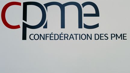 Le logo de la Confédération des petites et moyennes entreprises (CPME). (ERIC PIERMONT / AFP)