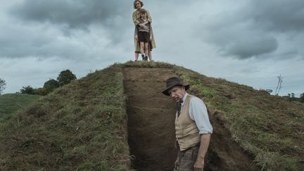 Ralph Fiennes, Carey Mulligan et Archie Banes dans "The Dig" de Simon Stone. (LARRY HORRICKS/NETFLIX © 2021 )