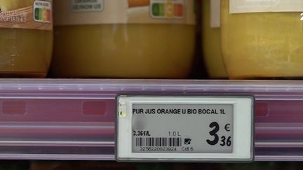 Le prix de gros du jus d'orange s'est envolé dans les supermarchés. C'est le résultat d'une récolte calamiteuse dans les pays producteurs. (France 2)