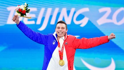 Sacré champion paralympique du slalom dans la catégorie debout, Arthur Bauchet a savouré un nouveau moment unique. Le Français a eu l'occasion de monter fièrement sur la première marche du podium et de chanter la Marseillaise. Il quitte Pékin et les Jeux paralympiques avec 3 médailles d'or et une médaille de bronze en poche.