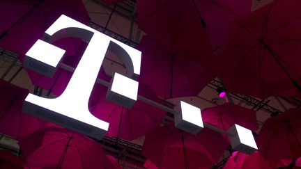 900.000 abonnés à l’opérateur Deutsche Telekom ont subi une coupure de connexion Internet.&nbsp;Logo de Deutsche Telekom.&nbsp; (JOHN MACDOUGALL / AFP)